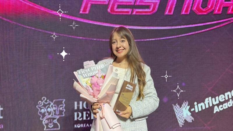 Potret Marylee Loya, pemenang kontes global Talk Talk Korea 2025 asal Meksiko untuk kategori Art & Craft yang menerima penghargaan langsung di K-wave Festival 2025. (Marylee Loya) 