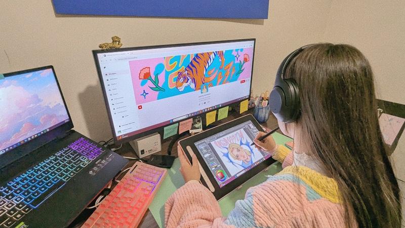 Potret Marylee Loya di studionya, ruang kreatif yang menjadi saksi lahirnya berbagai karya seni digital miliknya yang penuh warna. (Marylee Loya) 