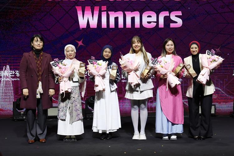 Potret Marylee Loya (ketiga dari kanan) bersama Direktur Jenderal Biro Hubungan Masyarakat Global Chae Su-hee, dan pemenang kontes global Talk Talk Korea tahun 2025 lainnya saat menerima penghargaan di K-Wave Festival 2025. (Korea.net DB)  