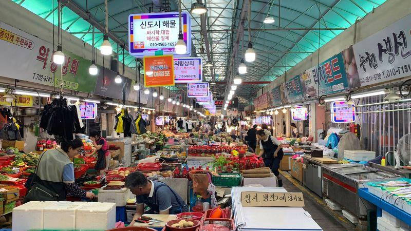 Penulis mengunjungi pasar tradional Jwadong di Busan pada 16 Juni 2026. Para pedagang dengan dagangannya terjejer rapi di sudut pasar tersebut. 