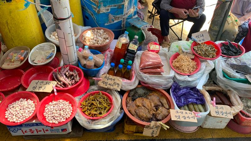 Salah satu lapak di Pasar Jwadong menjual bumbu-bumbu Korea. Foto diambil saat penulis mengunjungi Busan pada tanggal 16 Juni 2026. 