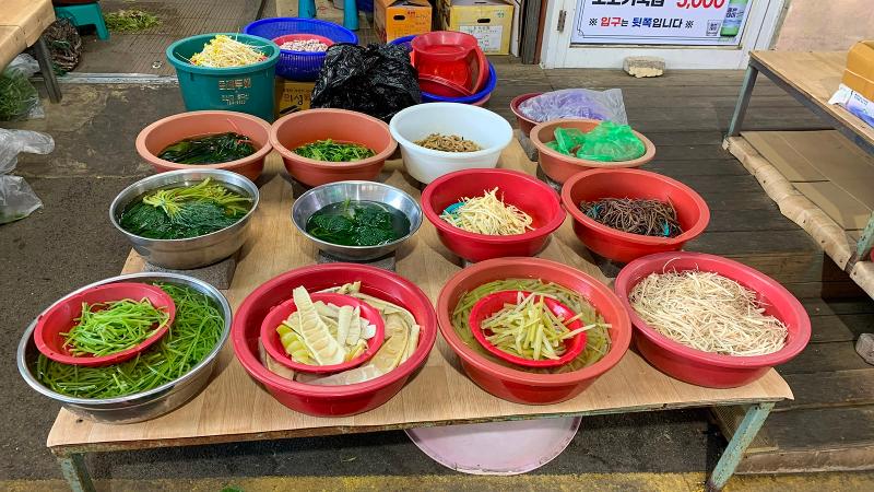 Aneka sayuran dijual di Pasar Jwadong, Busan. Foto diambil ketika penulis mengunjungi Busan pada tanggal 16 Juni 2026. 
