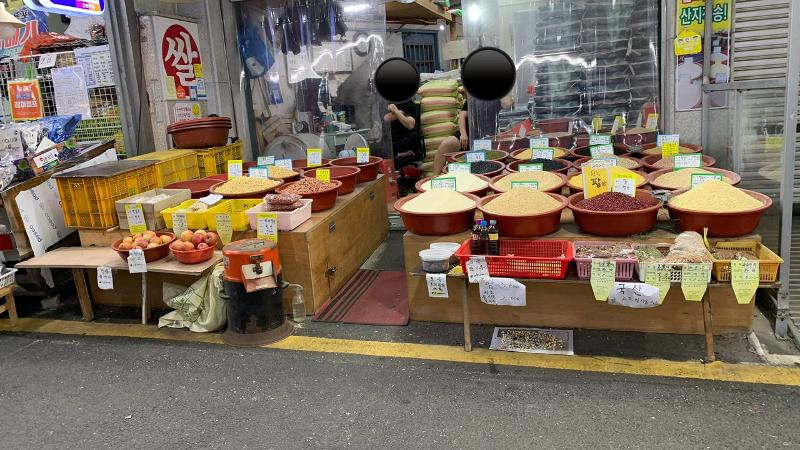 Salah satu kios di Pasar Jwadong menjual berbagai jenis beras dan kacang-kacangan. Foto diambil ketika penulis mengunjungi Busan pada tanggal 16 Juni 2026.  