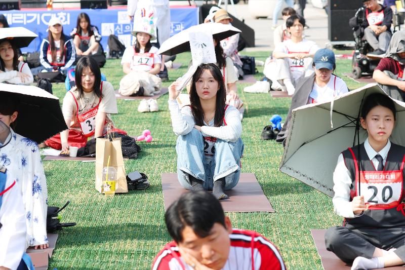 Kalangan muda seperti para peserta Kompetisi Bengong Tahun 2026 yang tampak pada foto, menjadi gambaran bagaimana generasi muda aktif menggunakan berbagai ungkapan popular yang terus berkembang dalam percakapan sehari-hari. (Korea.net DB)  