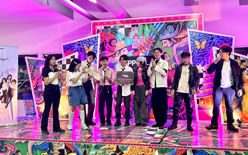Para pemenang kategori Best Performance menerima penghargaan pada penutupan Seoulscape Haengsa di Lippo Plaza Jember pada tanggal 1 Agustus 2026.  