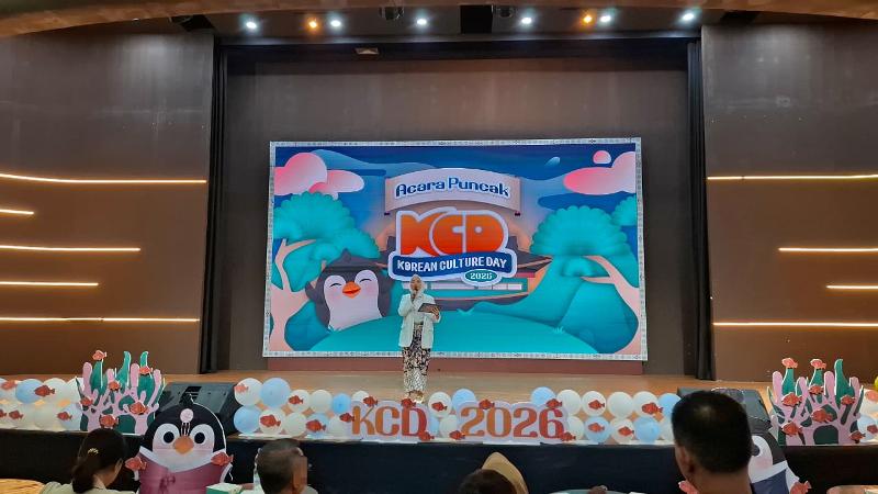 Potret Salmahita selaku moderator memandu Gelar Wicara KCD UI 2026 tanggal 1 Agustus 2026 di Auditorium Gedung 9 FIB UI, Depok. 