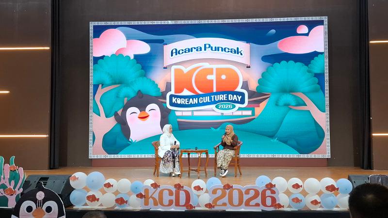 Gelar Wicara KCD UI 2026 sesi pertama bersama Eva Latifah (kanan) selaku dosen Prodi BKK UI membahas perkembangan dan tren budaya Korea di Indonesia tanggal 1 Agustus 2026 di Auditorium Gedung 9 FIB UI, Depok. 