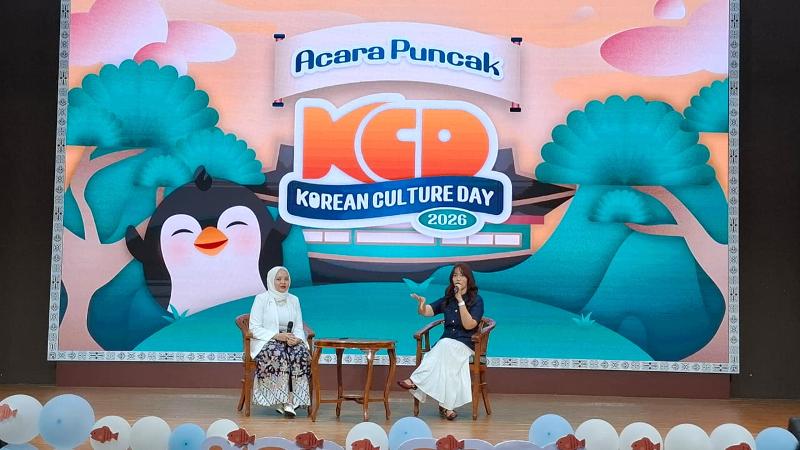 Borassaem (kanan) selaku kreator konten dan pengajar bahasa Korea berbagi pengalaman dan cara belajar bahasa Korea pada sesi kedua Gelar Wicara KCD UI 2026 tanggal 1 Agustus 2026 di Auditorium Gedung 9 FIB UI, Depok. 