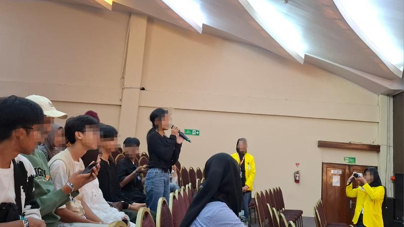 Potret seorang peserta sedang melakukan praktik bahasa Korea bersama Borassaem pada Gelar Wicara KCD UI 2026 tanggal 1 Agustus 2026 di Auditorium Gedung 9 FIB UI, Depok.  