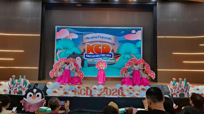 Tim Seni Hwarang menampilkan tari buchaechum pada pembukaan acara puncak KCD UI 2026 tanggal 1 Agustus di Auditorium Gedung 9 FIB UI, Depok. 