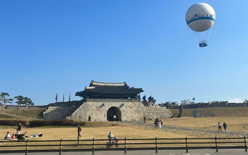 Benteng Hwaseong di Kota Suwon terlihat berdiri megah dengan dinding batu bersejarah yang mengelilingi kawasan kota lama. Foto di atas dipotret pada November 2025. 