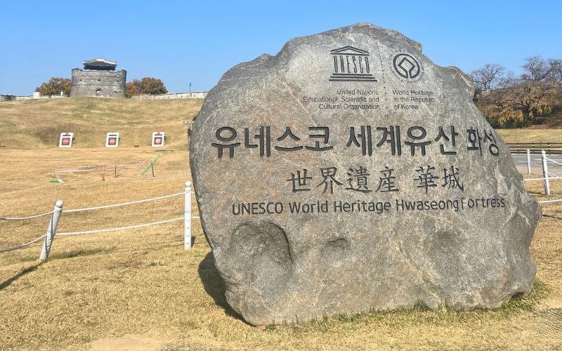 Kompleks Benteng Hwaseong yang dibangun pada akhir abad ke-18 ini diakui UNESCO sebagai Situs Warisan Dunia karena nilai sejarah, arsitektur, dan perencanaan kotanya yang luar biasa. Foto di atas dipotret pada November 2025. 