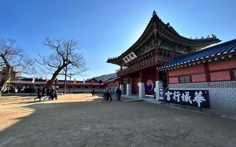 Istana Sementara Hwaseong dahulu menjadi tempat singgah Maharaja Jeongjo dan keluarga kerajaan saat berkunjung ke Suwon. Foto di atas dipotret pada November 2025. 