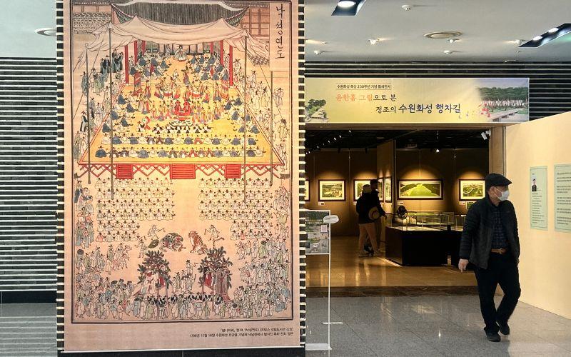 Museum Hwaseong Suwon yang menampilkan koleksi artefak, dokumen sejarah, serta diorama pembangunan Benteng Hwaseong ini membantu pengunjung memahami sejarah kota Suwon dan visi Maharaja Jeongjo dalam membangun kota baru pada akhir abad ke-18. Foto di atas dipotret pada November 2025. 