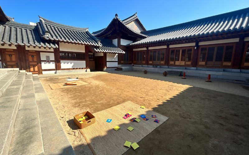 Pusat Budaya Tradisional Suwon yang menghadirkan berbagai program edukasi dan beragam pengalaman budaya yang diwariskan dari masa Joseon. Foto di atas dipotret pada November 2025. 