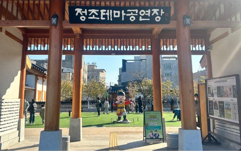 Gedung Pertunjukan Tematik Jeongjo yang berada di dekat Istana Sementara Hwaseong menjadi lokasi penyelenggaraan pertunjukan seni, permainan rakyat, dan program interaktif yang memperkenalkan kehidupan serta warisan Maharaja Jeongjo kepada pengunjung. Foto di atas dipotret pada November 2025. 