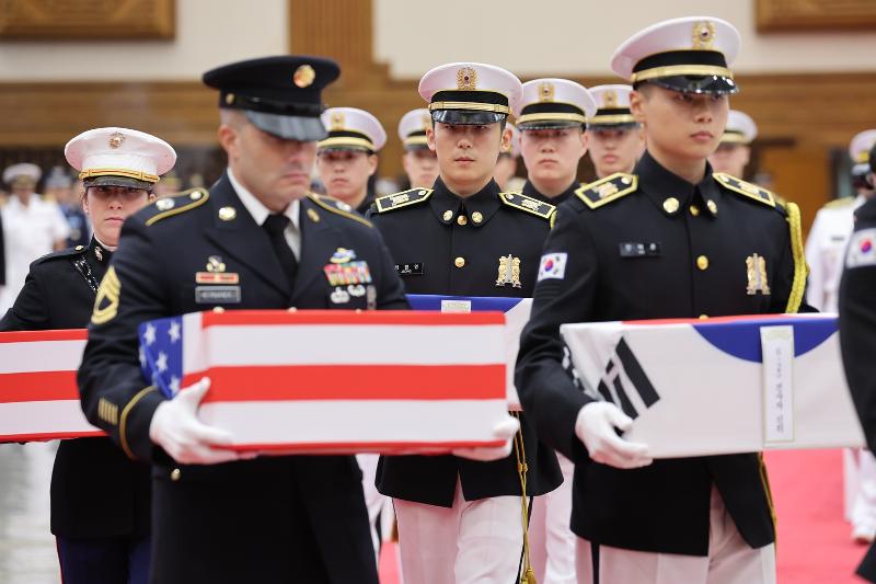 Prosesi pengantaran jenazah tentara yang gugur dalam upacara pemulangan jenazah pada tanggal 5 Juni 2026 di Pangkalan Udara Seoul, Kota Seongnam, Provinsi Gyeonggi. (Yonhap News)  