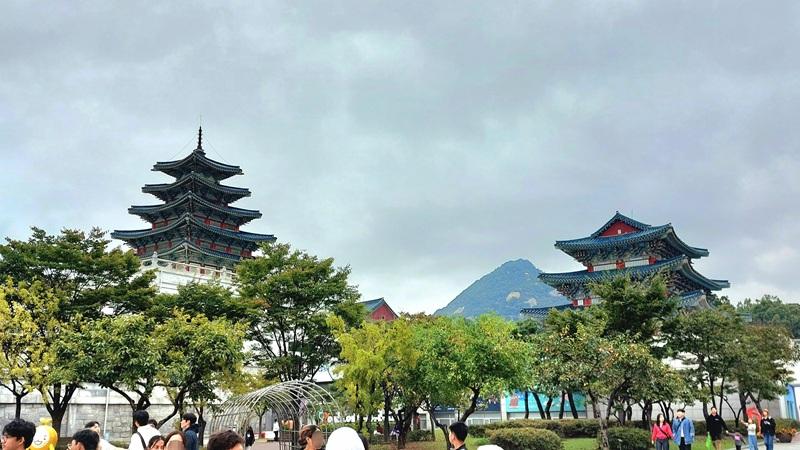 Panorama bangunan arsitektur yang menjadi ciri khas Museum Nasional Rakyat Korea memadukan elemen arsitektur dari berbagai kuil terkenal di Korea. Foto di atas dipotret pada tanggal 18 Oktober 2025. (Maulia Resta Mardaningtias) 