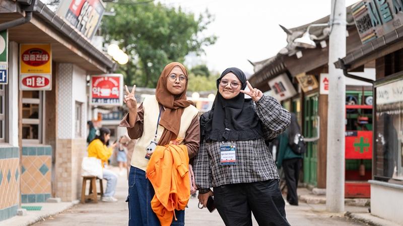 Potret penulis dan teman penulis berpose di zona 70’s and 80’s Streets of Memories yang menyuguhkan pengalaman unik bagi pengunjung untuk merasakan nuansa kehidupan masyarakat pada era. Foto di atas dipotret pada tanggal 18 Oktober 2025. (King Sejong Institute Foundation) 2