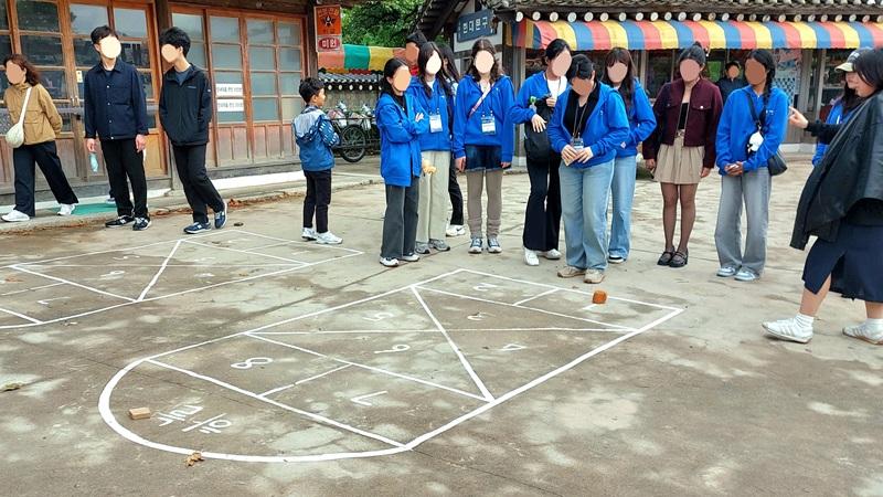 Potret pengunjung bersiap memainkan permainan sabangchigi pada tanggal 18 Oktober 2025 di Museum Nasional Rakyat Korea, Seoul. (Maulia Resta Mardaningtias) 