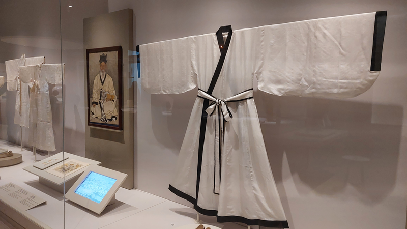 Potret simeui, jubah tradisional yang dikenakan oleh para cendekiawan Konfusius era Dinasti Joseon. Foto di atas dipotret pada tanggal 18 Oktober 2025. (Maulia Resta Mardaningtias) 