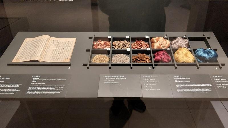 Potret buku Gyuhap Chongseo yang berisi panduan rumah tangga era Dinasti Joseon (kiri) dan berbagai tumbuhan alami yang digunakan untuk mewarnai pakaian di masa lampau (kanan). Foto di atas dipotret pada tanggal 18 Oktober 2025. (Maulia Resta Mardaningtias) 