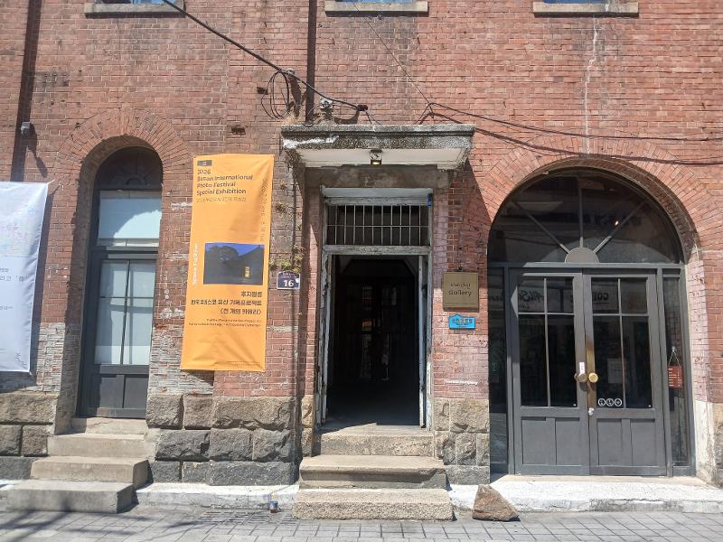 Pameran Proyek Dokumentasi Fujifilm untuk Warisan UNESCO Korea bertajuk 'Seribu Kamera' diselenggarakan di Gedung Bekas Rumah Sakit Baekje di Busan. Foto di atas dipotret pada tanggal 3 Agustus 2026. 