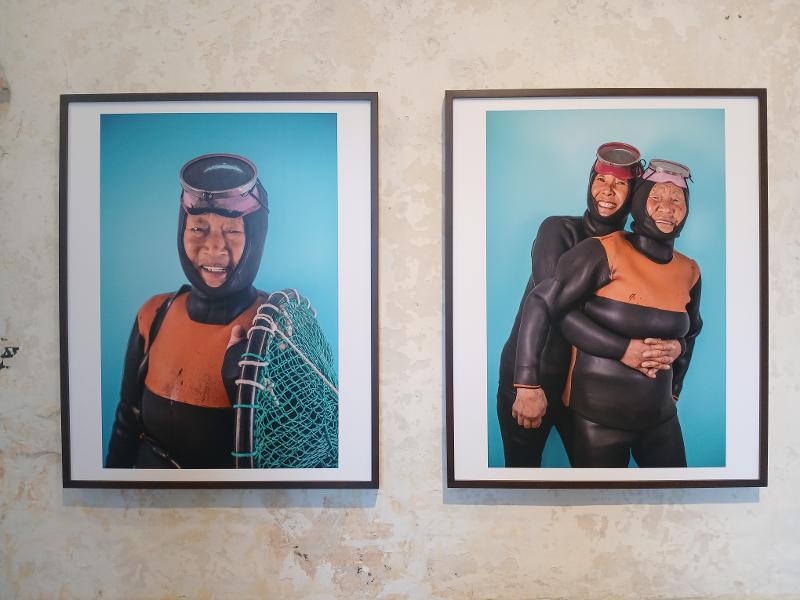 Potret Haenyeo Jeju karya Jung Hyewon dalam pameran Proyek Dokumentasi Fujifilm untuk Warisan UNESCO Korea bertajuk 'Seribu Kamera' diselenggarakan di Gedung Bekas Rumah Sakit Baekje di Busan. Foto di atas dipotret pada tanggal 3 Agustus 2026. 
