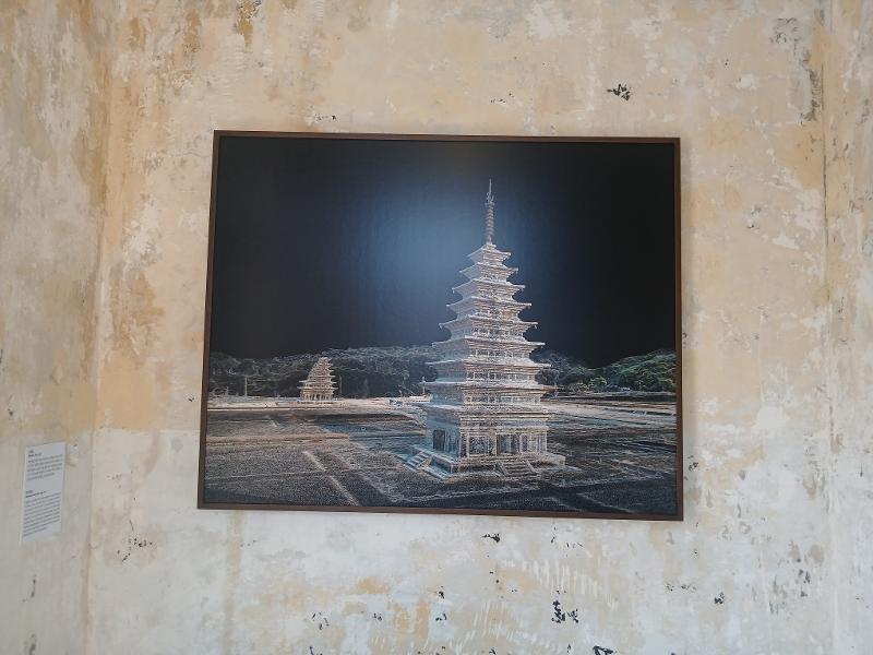 Karya Gu Uijin menghadirkan kembali situs Warisan Dunia UNESCO melalui teknik fotogrametri dalam pameran Proyek Dokumentasi Fujifilm untuk Warisan UNESCO Korea bertajuk 'Seribu Kamera' diselenggarakan di Gedung Bekas Rumah Sakit Baekje di Busan. Foto di atas dipotret pada tanggal 3 Agustus 2026. 