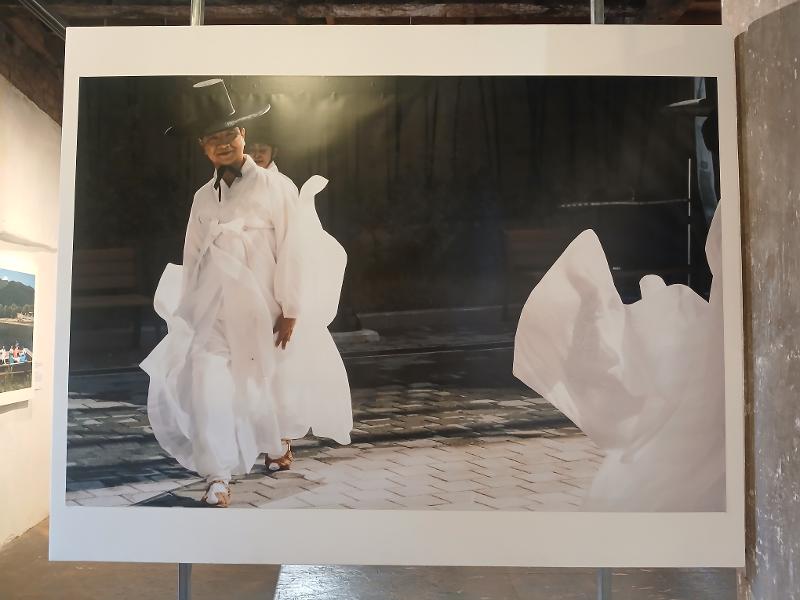 Potret Dongnae Hakchum Busan karya Jo Eunhee dalam pameran Proyek Dokumentasi Fujifilm untuk Warisan UNESCO Korea bertajuk 'Seribu Kamera' diselenggarakan di Gedung Bekas Rumah Sakit Baekje di Busan. Foto di atas dipotret pada tanggal 3 Agustus 2026. 