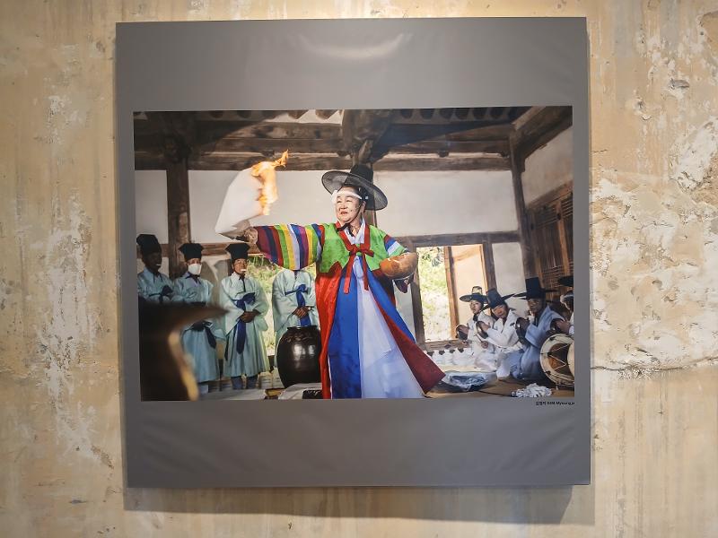 Potret upacara syamanisme karya Kim Myoungja dalam pameran Proyek Dokumentasi Fujifilm untuk Warisan UNESCO Korea bertajuk 'Seribu Kamera' diselenggarakan di Gedung Bekas Rumah Sakit Baekje di Busan. Foto di atas dipotret pada tanggal 3 Agustus 2026. 