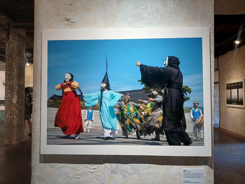 Kim Myoungja mengabadikan Gangneung Gwanno Mask Drama, sebuah Warisan Budaya Takbenda UNESCO yang ditetapkan pada tahun 2008. Foto di atas dipotret pada tanggal 3 Agustus 2026. 