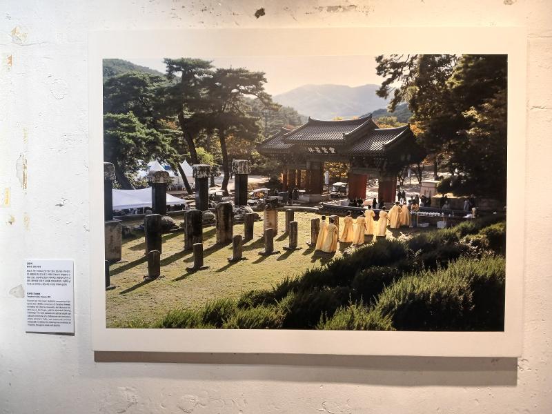 Potret Tongdosa Temple Yangsan karya Kang Yangmi mengabadikan ritual Buddha dalam peringatan 1.380 tahun Kuil Tongdosa. Foto di atas dipotret pada tanggal 3 Agustus 2026. 