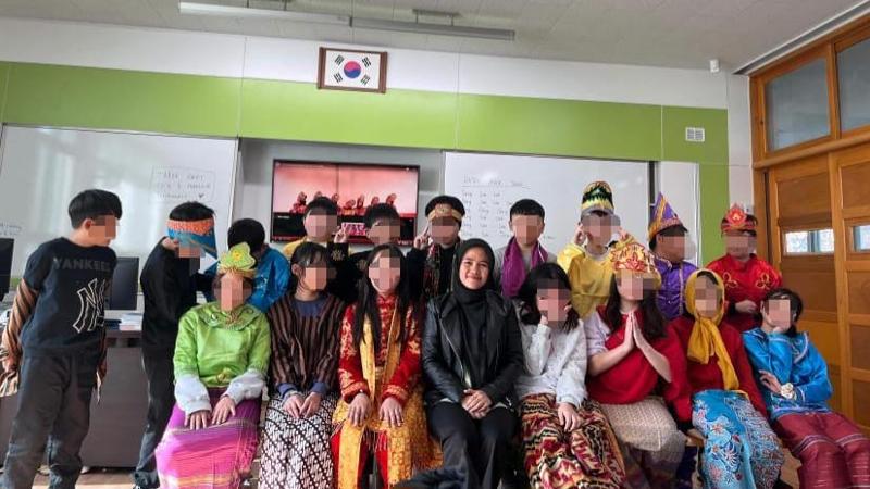Santi berfoto bersama siswa-siswanya yang mengenakan pakaian tradisional Aceh setelah mengajarkan gerakan tari tradisional Aceh, tari Ratoh Jaroe, pada tanggal 14 November 2025 di SD Yongnam, Changwon, Provinsi Gyeongsangnam, Korea. 
