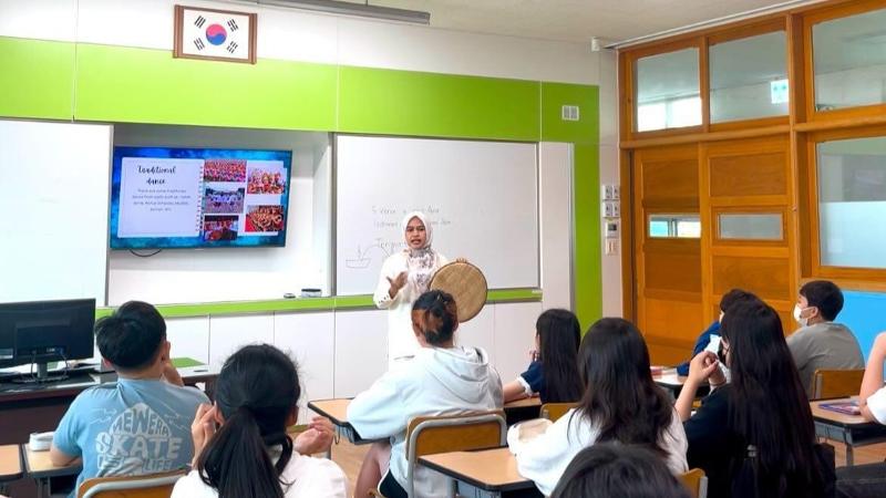 Santi mengenalkan rapai yang merupakan alat musik tradisional Aceh Korea pada tanggal 23 September 2025 kepada siswa-siswa di SD Yongnam, Changwon, Provinsi Gyeongsangnam. 