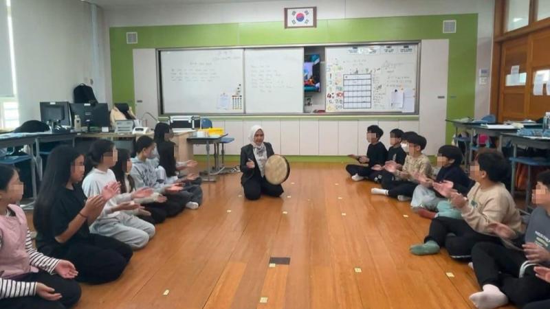 Siswa-siswa Santi di SD Yongnam, Changwon, Provinsi Gyeongsangnam, Korea antusias belajar memainkan alat musik tradisional Aceh, rapai, bersama Santi pada tanggal 14 November 2025.  