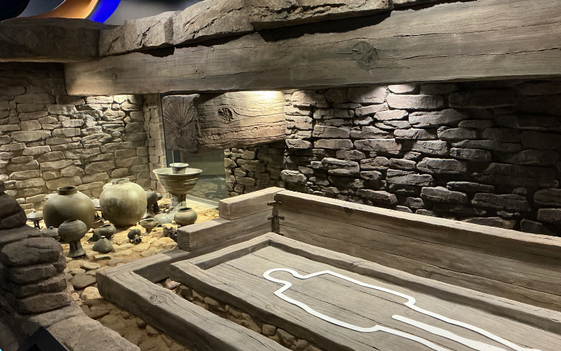 Rekonstruksi arsitektur liang kubur pada Tumuli yang dibangun menggunakan susunan batu yang rapi, beserta posisi jenazah dan benda-benda peninggalan yang turut dimakamkan. Foto di atas dipotret di Museum Haman Tumuli pada tanggal 27 Juli 2026 di Haman-gun, Provinsi Gyeongsangnam. (Arif Sakhbana Lubis)  