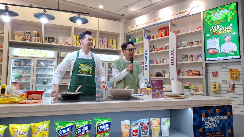Live Cooking Show Bibimdangmyeon bersama koki Jerry Andrean (kiri) diselenggarakan pada tanggal 8 Agustus 2026 di KOREA 360, Jakarta. 