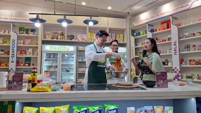 Potret Jerry Andrean menata dangmyeon yang telah dicampur dengan saus di piring pada Live Cooking Show tanggal 8 Agustus 2026 di KOREA 360, Jakarta. 
