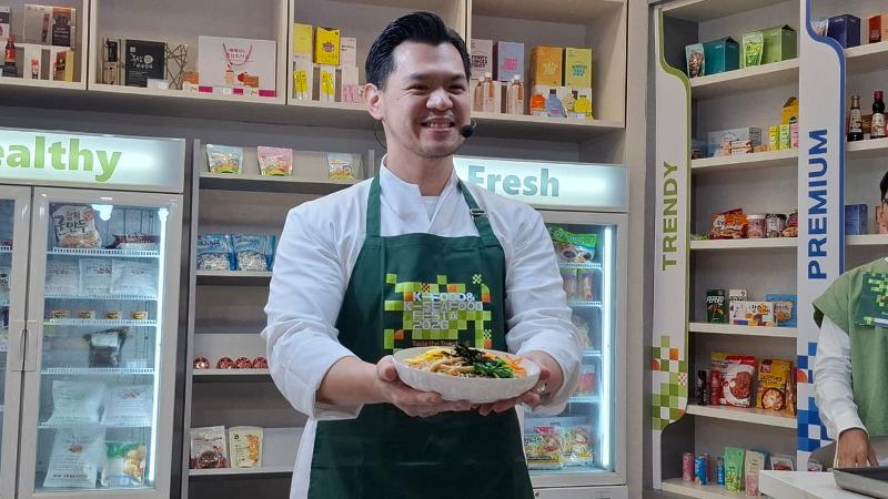 Jerry Andrean menunjukkan bibimdangmyeon yang ia buat kepada peserta Live Cooking Show tanggal 8 Agustus 2026 di KOREA 360, Jakarta. 