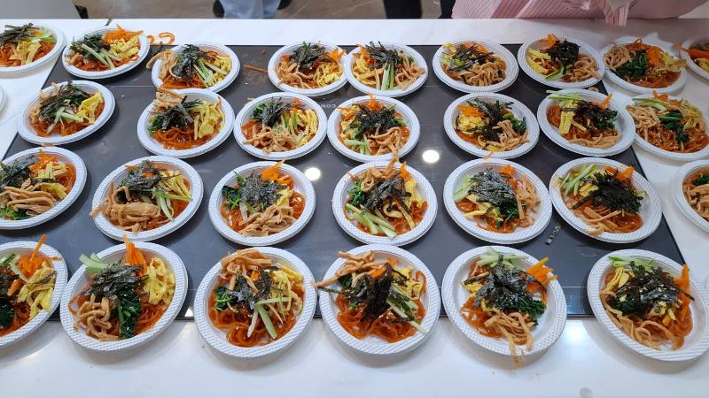 Potret bibimdangmyeon yang telah ditata oleh Jerry dan peserta untuk disantap bersama setelah Live Cooking Show pada tanggal 8 Agustus 2026 di KOREA 360, Jakarta. 
