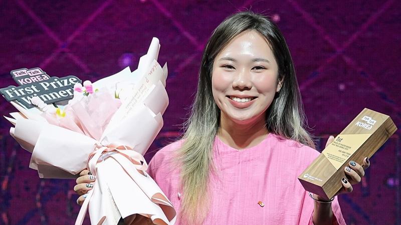 Potret Tran Hai Anh saat menerima penghargaan di K-Wave Festival pada tanggal 08 November 2025 sebagai pemenang kompetisi Talk Talk Korea 2025 untuk kategori photo book. 