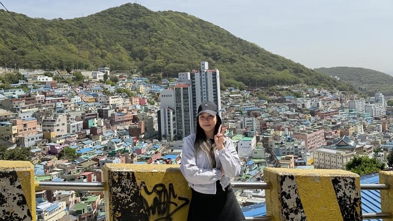 Potret Tran Hai Anh saat mengunjungi Desa Budaya Gamcheon, kawasan permukiman unik yang terletak di Kota Busan, Korea pada bulan April 2026. 