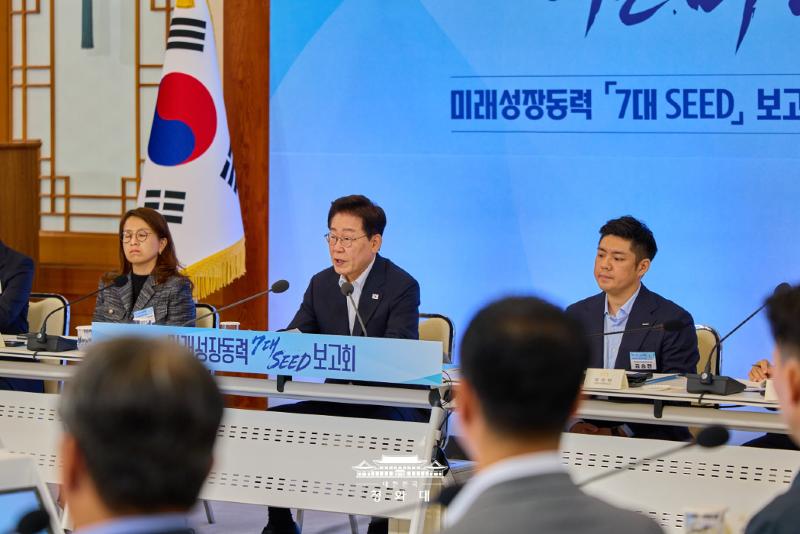 Presiden Lee Jae Myung (kedua dari kiri) menyatakan dukungan penuh pemerintah untuk pengembangan teknologi termutakhir dalam Pertemuan Pemaparan Tujuh SEED Penggerak Pertumbuhan Masa Depan yang digelar pada tanggal 12 Agustus 2026 di Cheong Wa Dae.  
