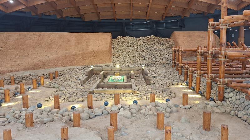 Potret dari Makam Geumgwanchong. Di bagian tengah terdapat tempat membaringkan jenazah dan benda-benda peninggalannya, lalu ditutupi lagi oleh kerangka kayu dan tumpukan batu. Foto di atas dipotret tanggal 19 Juli 2026.  
