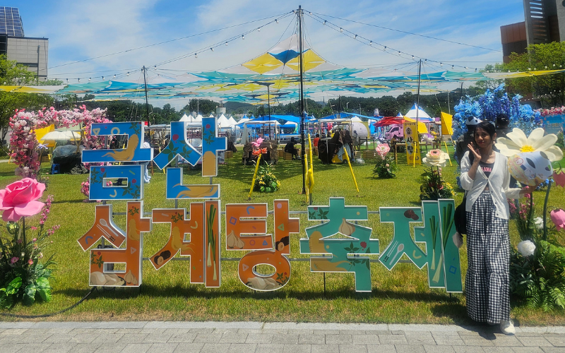 Penulis berfoto saat mengunjungi Festival Samgyetang Geumsan pada tanggal 11 Juli 2026 di Geumsan, Provinsi Chungcheongnam. 