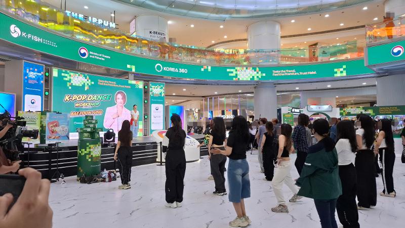 Potret Bae Yoon Jung sebagai instruktur K-Pop Dance Workshop tanggal 8 Agustus di Main Atrium KOREA 360, Jakarta. 