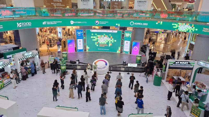 Peserta K-Pop Dance Workshop bersama Bae Yoon Jung tanggal 8 Agustus di Main Atrium KOREA 360, Jakarta sedang mengikuti arahan dari pemandu acara sebelum lokakarya dimulai. 