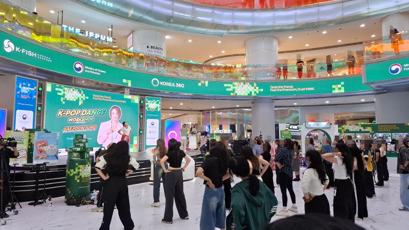 Peserta K-Pop Dance Workshop melakukan pemanasan yang dipimpin oleh Bae Yoon Jung sebelum mempelajari gerakan inti dalam K-Pop Dance Workshop bersama Bae Yoon Jung tanggal 8 Agustus di Main Atrium KOREA 360, Jakarta. 