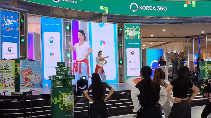 Bae Yoon Jung memberikan arahan kepada peserta K-Pop Dance Workshop tanggal 8 Agustus 2026 di Main Atrium KOREA 360, Jakarta. 